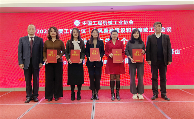 授予趙麗媛、蔣燕、高山、王金利、周平等四同志為分支機(jī)構(gòu)統(tǒng)計(jì)工作先進(jìn)個(gè)人.jpg